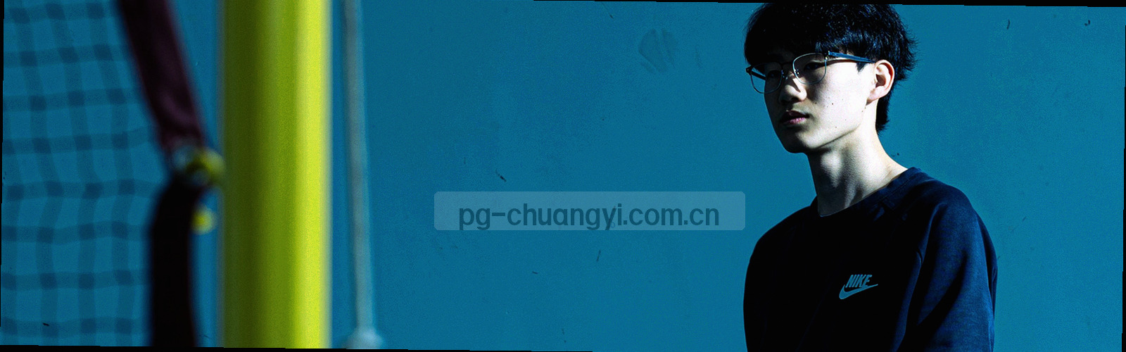深靛蓝底色上铺满细密直角网格，一条电光青细线斜向穿过画面，整体呈现安静的技术纹理